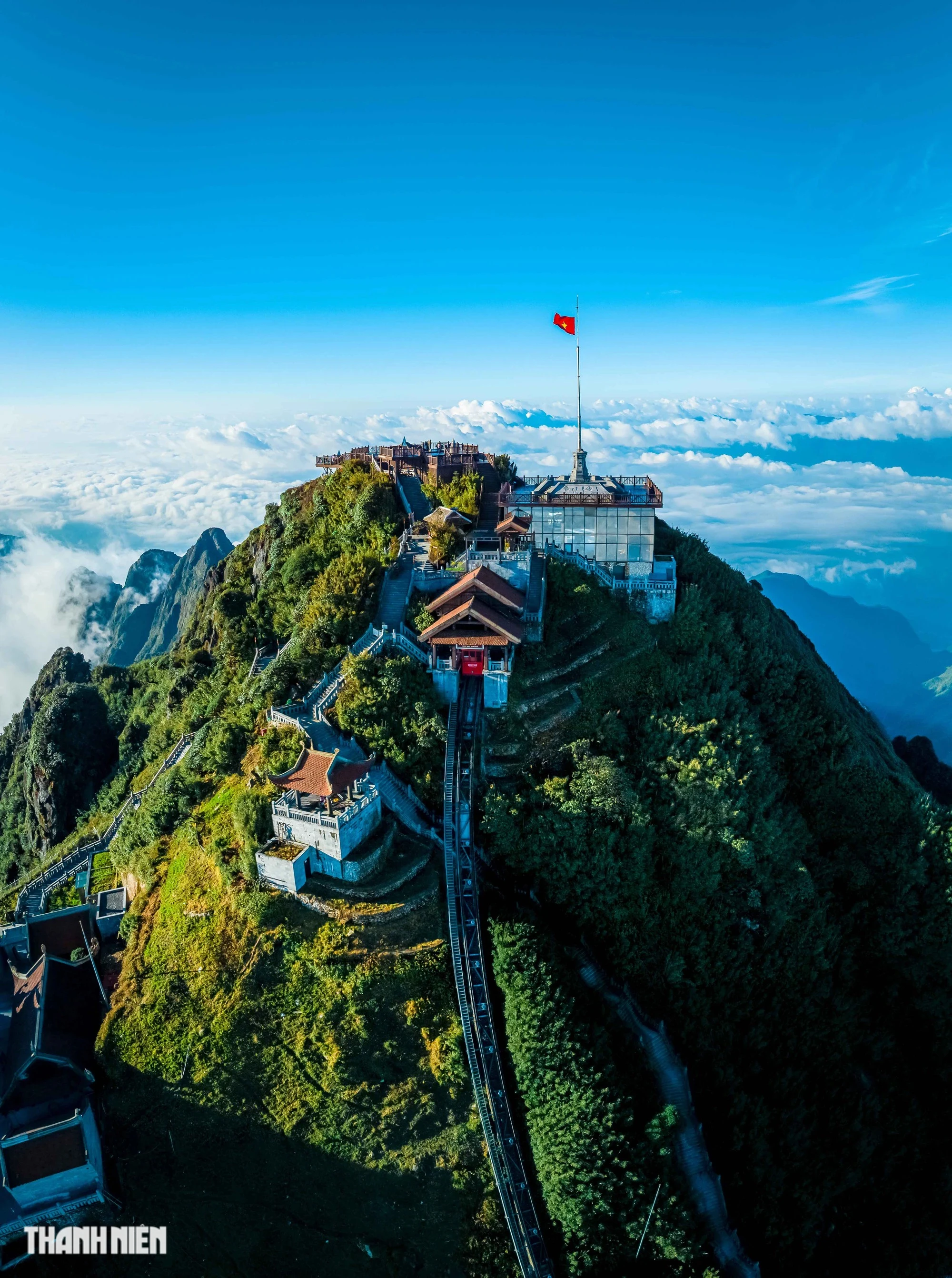 Du khách còn được tận hưởng cảm giác lướt đi trong màn sương mờ ảo giữa khung cảnh núi non trùng điệp của dãy Hoàng Liên Sơn huyền thoại, phía dưới tầm mắt là vô số thửa ruộng bậc thang trải rộng khắp núi đồi.