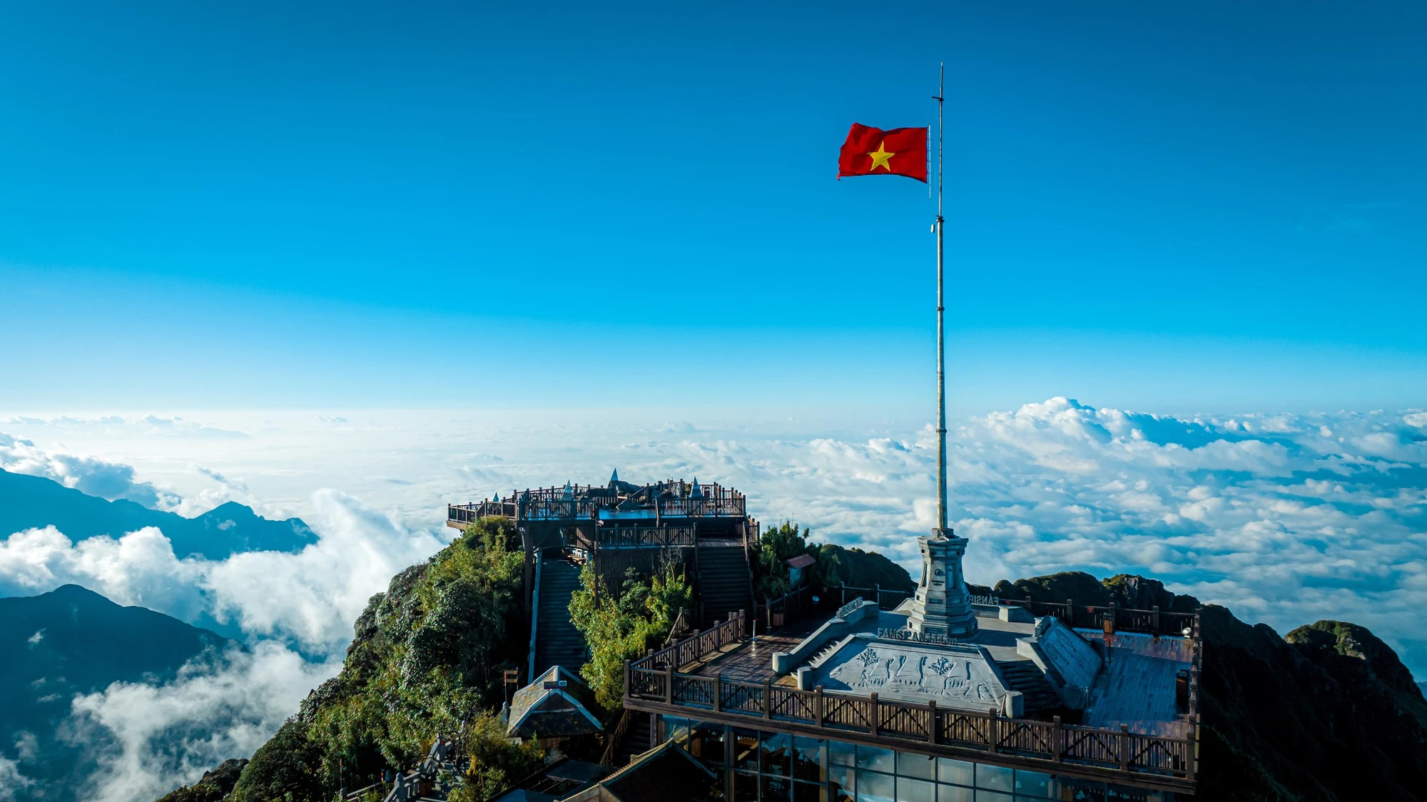 Bên cạnh vẻ đẹp do thiên nhiên ban tặng, những công trình kiến trúc mang đậm dấu ấn Phật giáo (như đại tượng Phật A Di Đà - đang giữ kỷ lục tượng Phật bằng đồng cao nhất châu Á, bảo tháp 11 tầng, tượng Quan Thế Âm, Thập Bát La Hán…) cũng trở thành điểm thu hút không thể bỏ qua trên đỉnh Fansipan
