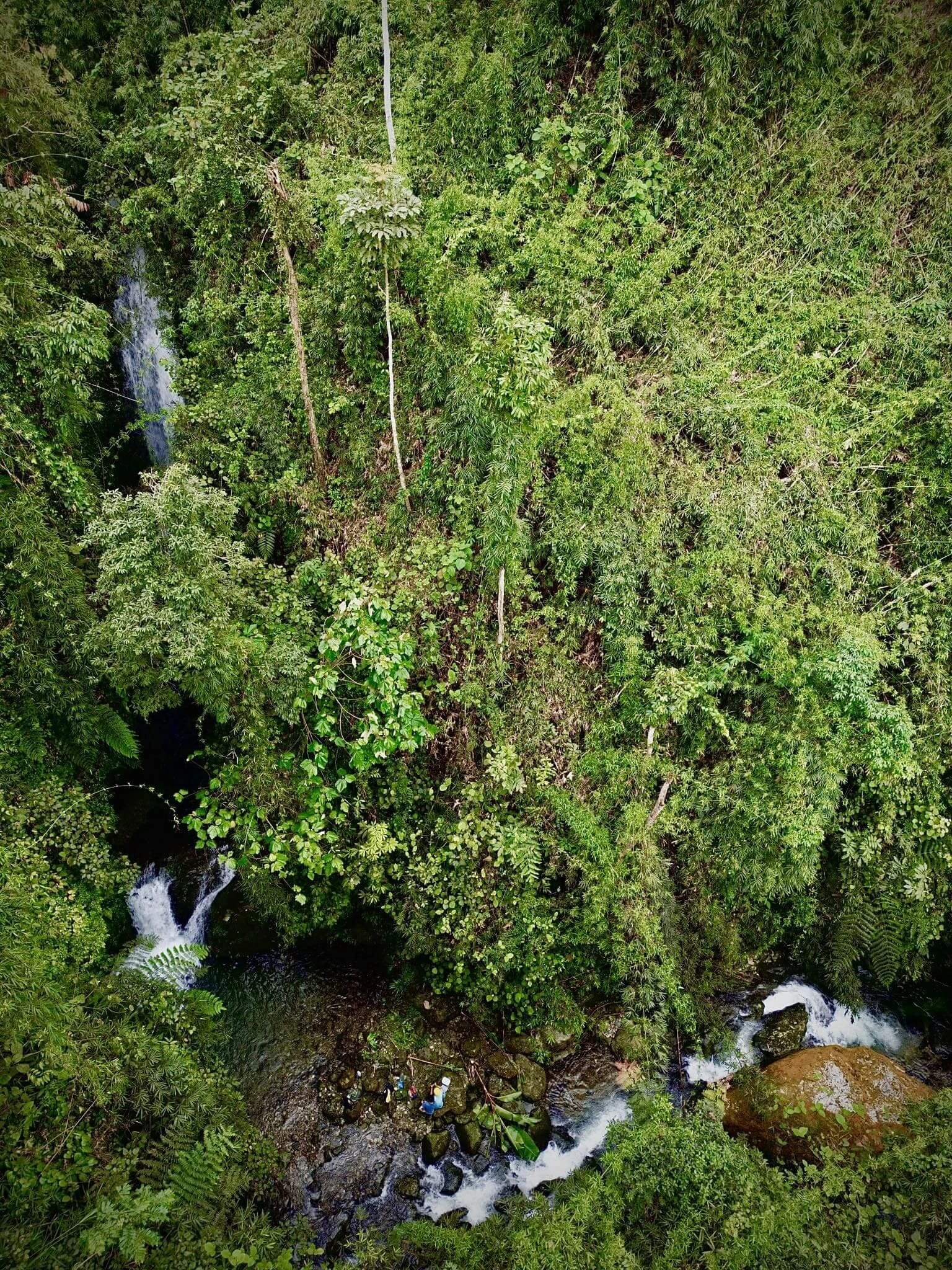 Theo anh Nguyễn Văn Thức, đồng sáng lập Thái Nguyên Adventure, để tới thác du khách phải đi bộ khoảng 5 km băng qua những nương chè trung du, xuyên qua khu vực Bằng Lũng từng là những đồi chè xanh mướt nhưng nay đã bỏ hoang, cây chè cao tới 3 - 4m