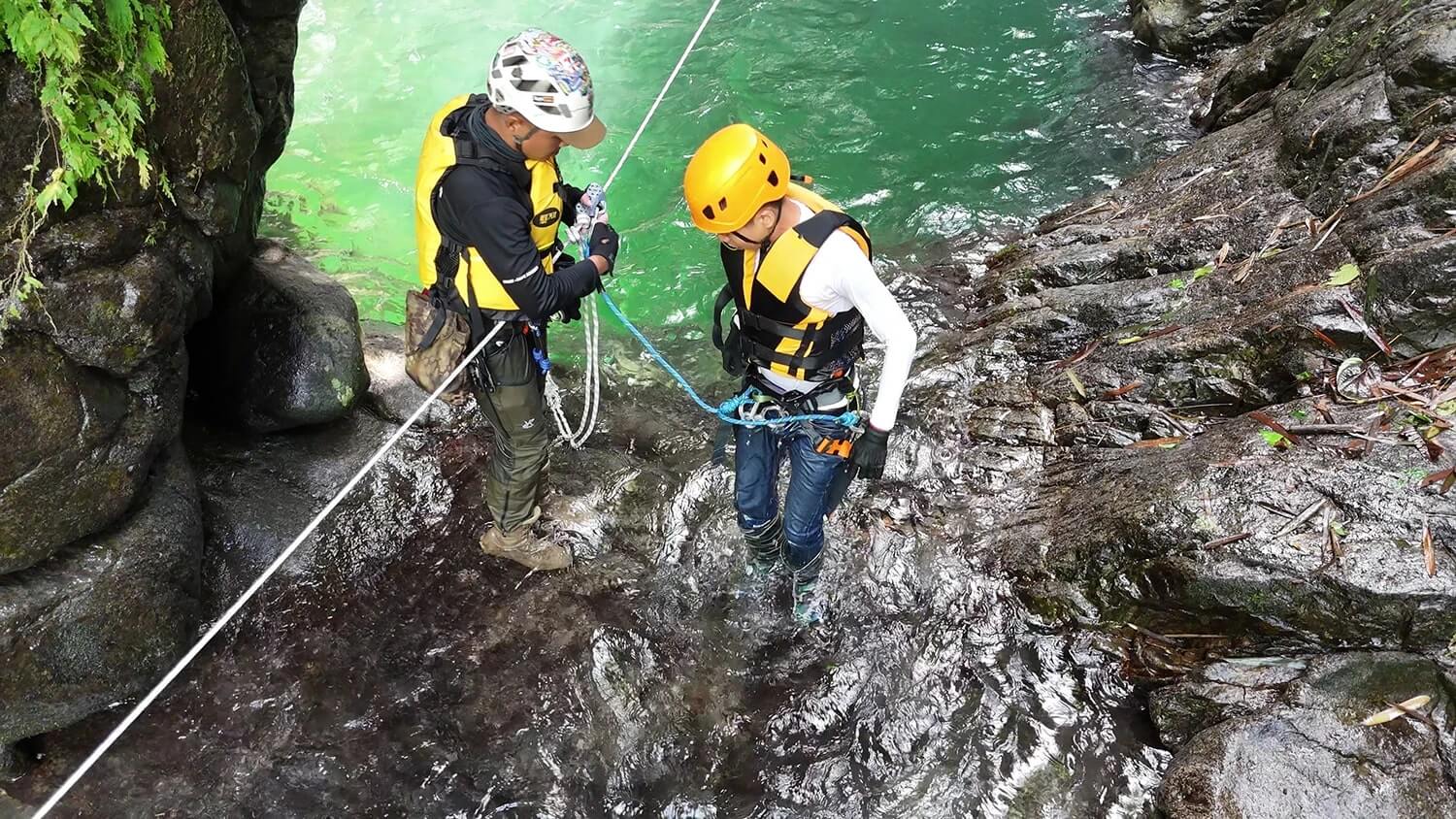 Ở tầng thác đầu tiên du khách trải nghiệm canyoning, tầng thứ hai là sự kết hợp của zipline và canyoning và tầng thác cuối cùng kết thúc bằng màn nhảy thác đầy phấn khích. Tại mỗi điểm đầu tầng thác đều có hướng dẫn viên và chuyên gia chỉ dẫn cũng như đảm bảo an toàn cho du khách