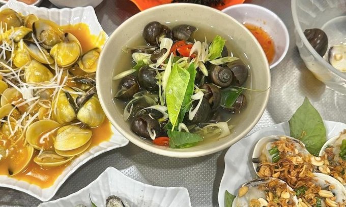 Các món ăn tại quán ốc Dì Tú.