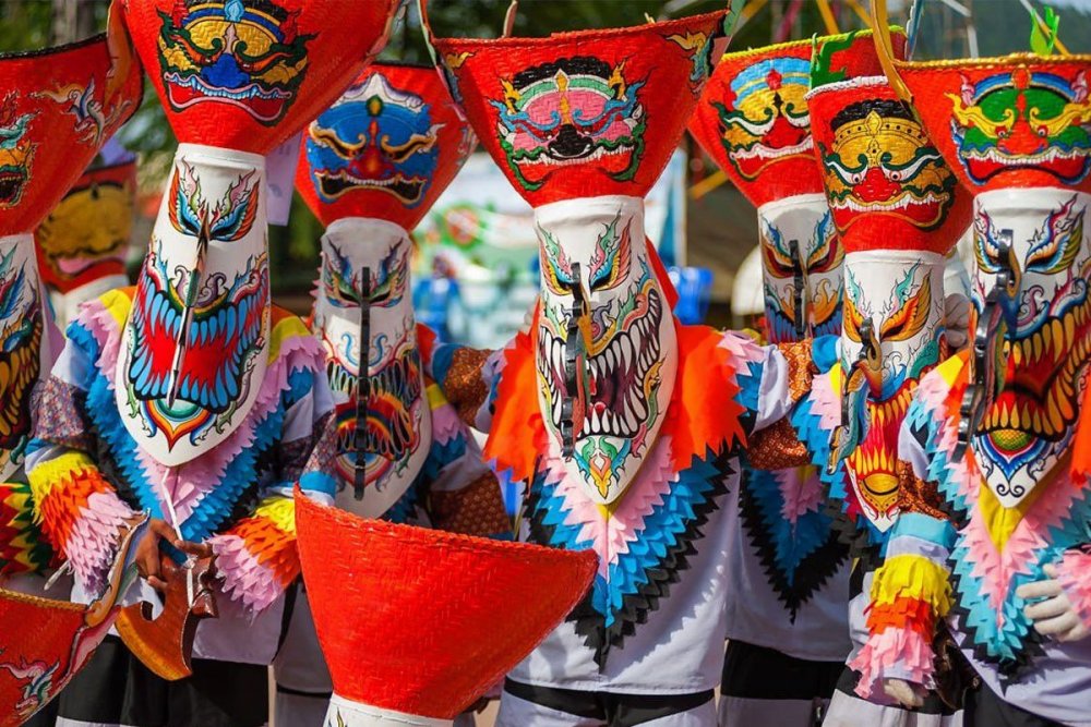 Lễ hội ma xó Pee Ta Khon diễn ra tháng 6 hoặc 7 hàng năm tại Thái Lan.