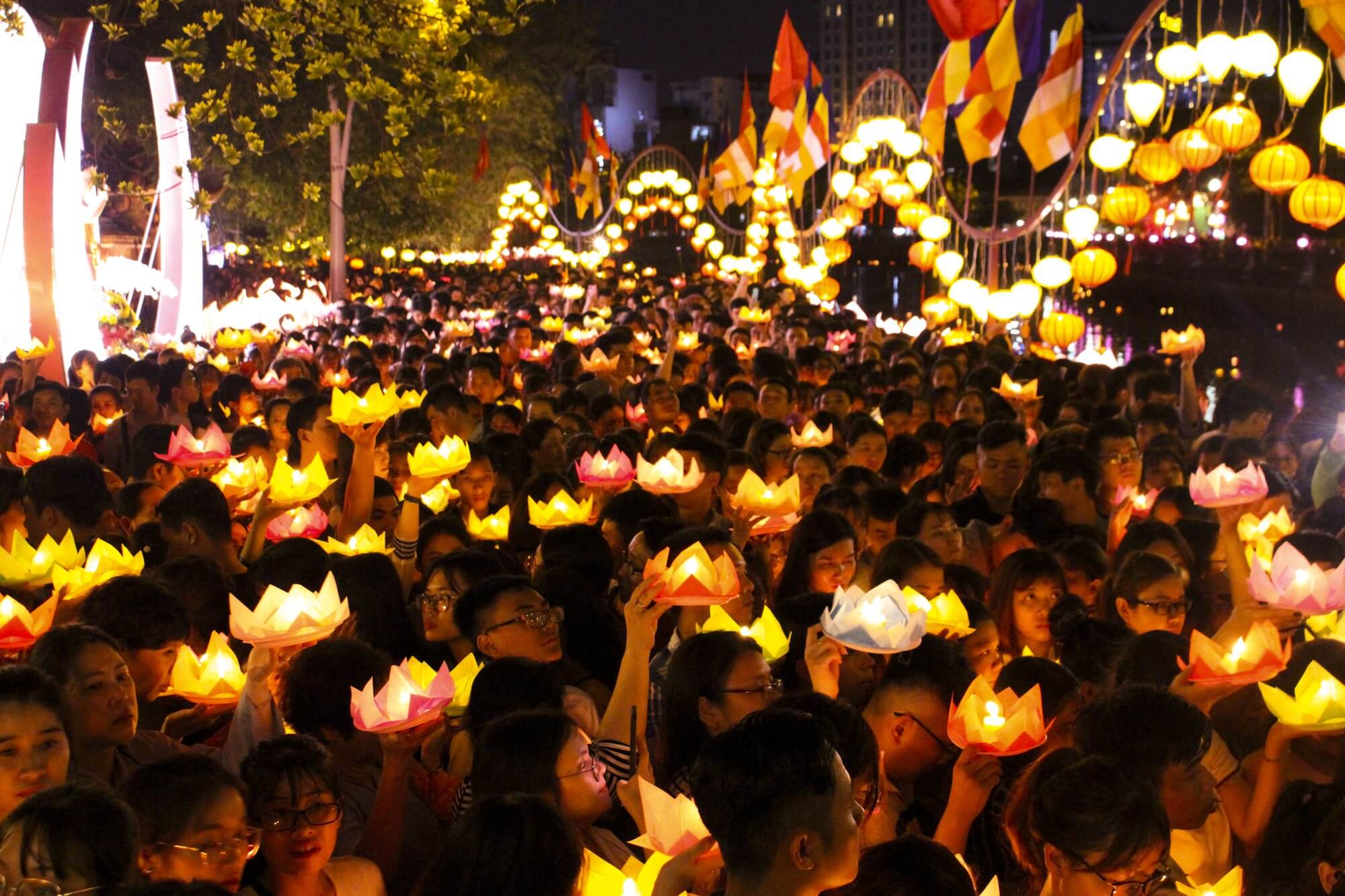 Chùa Pháp Hoa lung linh ngọn đèn hoa đăng lễ Phật đản
