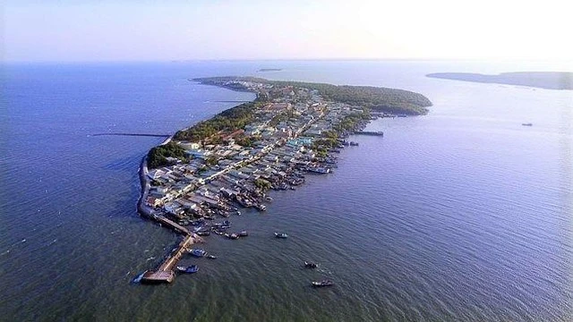 Ấp đảo Thiềng Liềng nằm khá cách biệt với thế giới bên ngoài. Trên đảo đặc biệt không có bến xe nên rất ít khói bụiẤp đảo Thiềng Liềng nằm khá cách biệt với thế giới bên ngoài. Trên đảo đặc biệt không có bến xe nên rất ít khói bụi