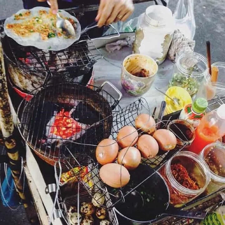 Bánh tráng nướng, hột gà nướng tại chợ đêm Hạnh Thông Tây.