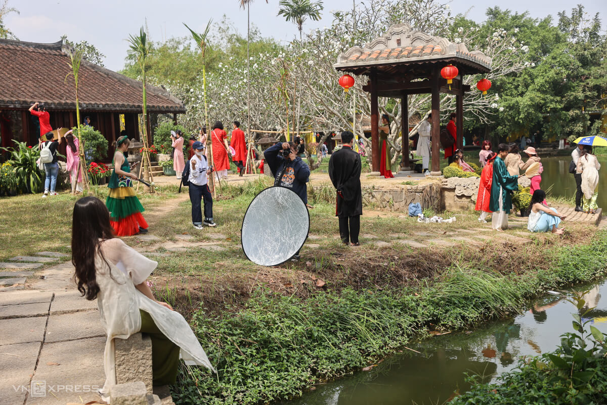 Càng về trưa du khách tới bảo tàng thêm đông đúc. 