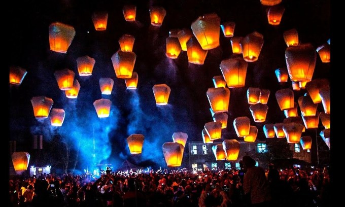 Du khách thả đèn trời ở khu phố cổ Thập Phần năm 2019.