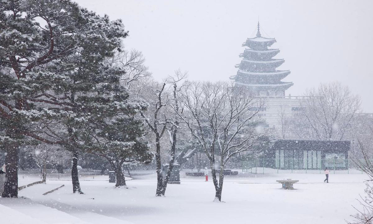 Cảnh báo tuyết rơi dày được ban bố với toàn bộ Seoul, nhiều khu vực ở tỉnh Gyeonggi và tỉnh Gangwon ở phía đông thủ đô, theo KMA. 
