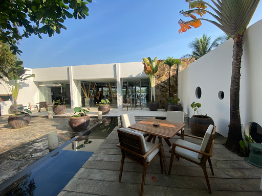  The Deck cũng được biết đến với không gian mở thoáng mát nhưng vẫn đủ ấm cúng cho những cuộc trò truyện thân mật. 