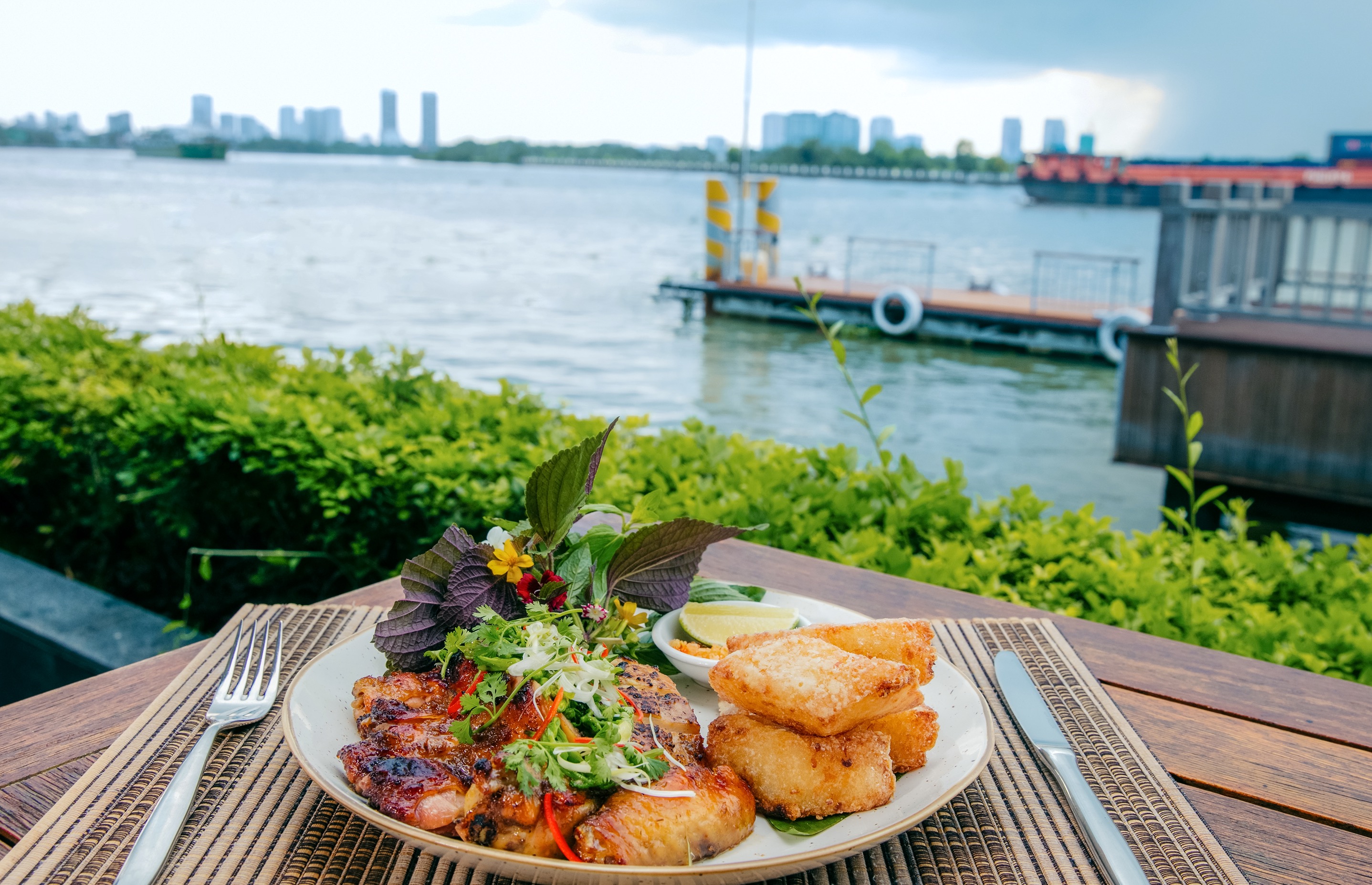 Kitchen by the River còn cho phép bạn ngồi tại khu bếp trung tâm, tự tay nếm nước xốt tại bàn hoặc thưởng thức mùi bánh mì nóng thơm lừng mới ra lò, tạo nên trải nghiệm như đang ở trong căn bếp của mình.