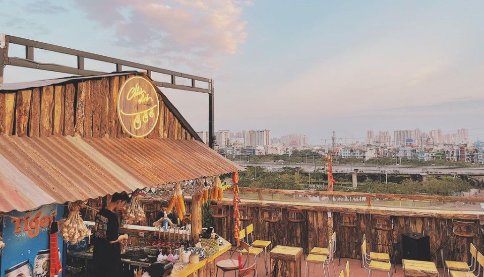 Chênh Vênh Rooftop thực chất là một quán cà phê và beer garden.