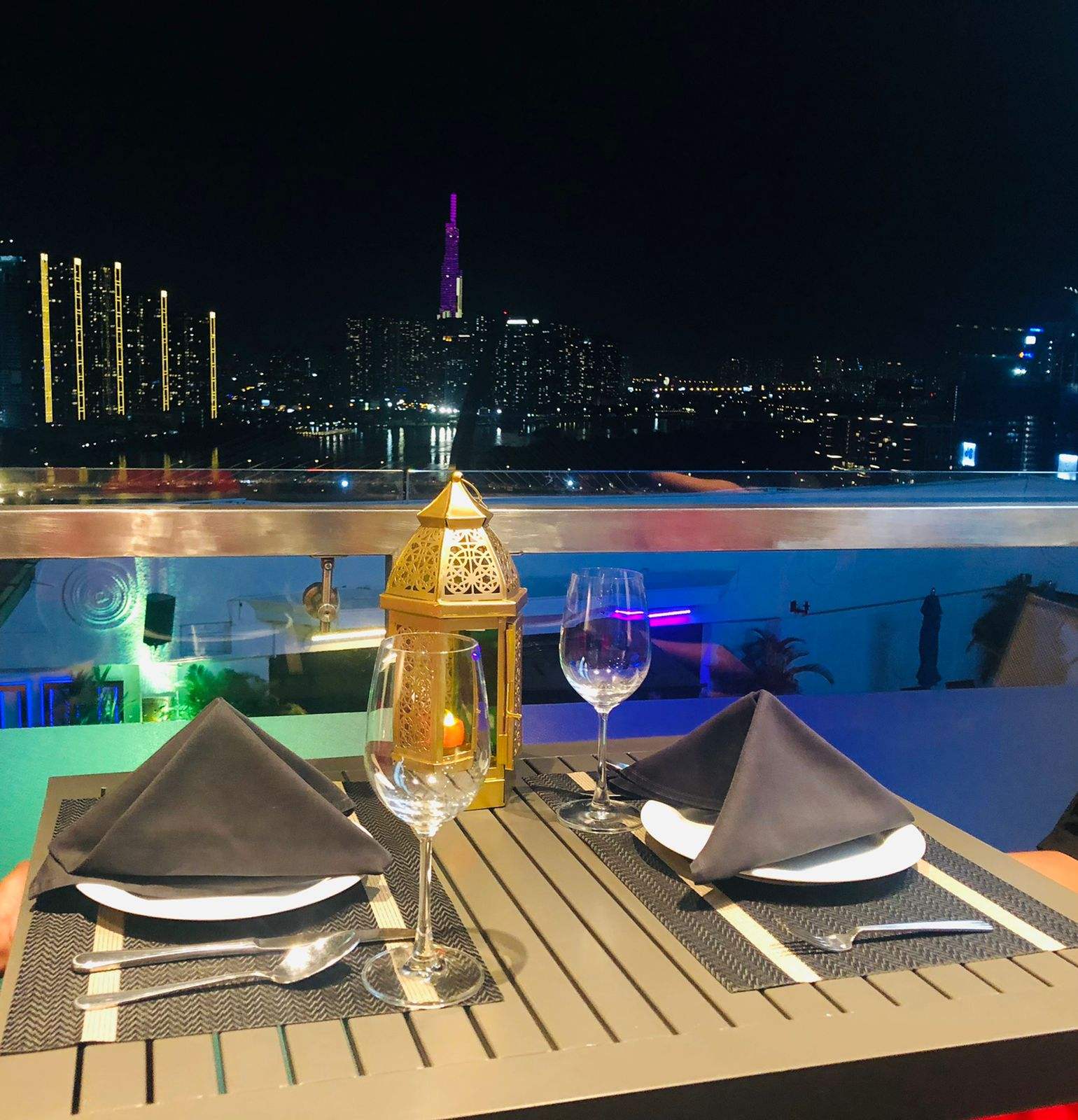 hần ngoài trời còn có quán bar náo nhiệt, mang tới view sông Sài Gòn bao quát tầm nhìn về Landmark 81 và hầm Thủ Thiêm. 