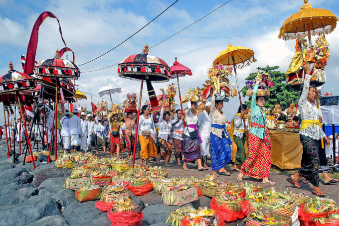 Người dân tham gia lễ hội địa phương trên đảo Bali, Indonesia.