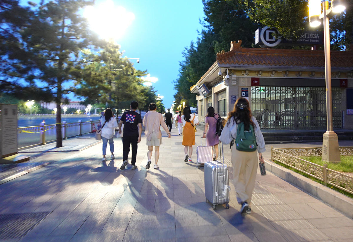 Mọi người đến quảng trường rất đông từ khi trời mờ sáng.