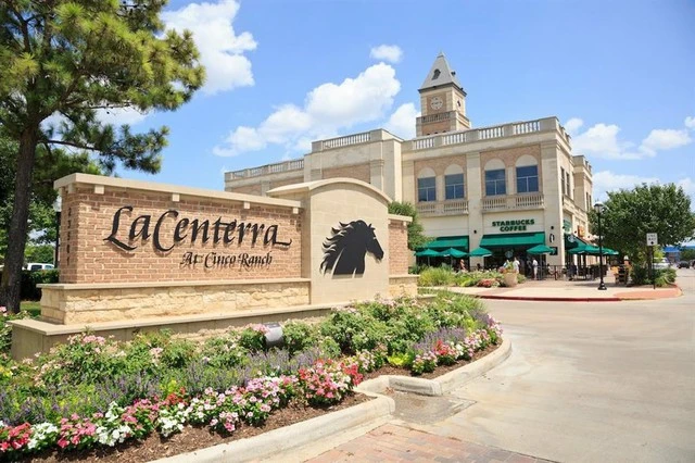 LaCenterra at Cinco Ranch: Thương mại và giải trí tại tâm điểm