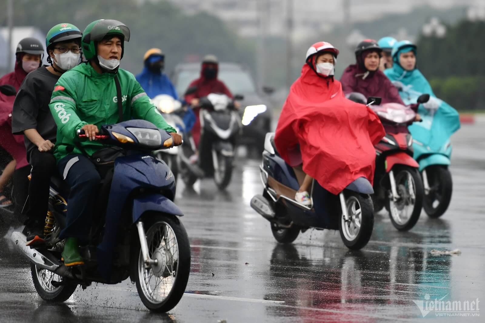 Hà Nội và TP.HCM đều có mưa giông, nhiệt độ cao nhất 32 độ