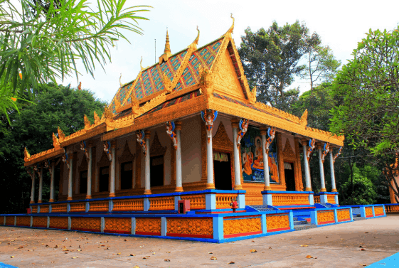 Chùa được xây dựng vào thế kỷ 19 và nổi tiếng với kiến trúc độc đáo, mang đậm nét văn hóa Phật giáo và dân gian.