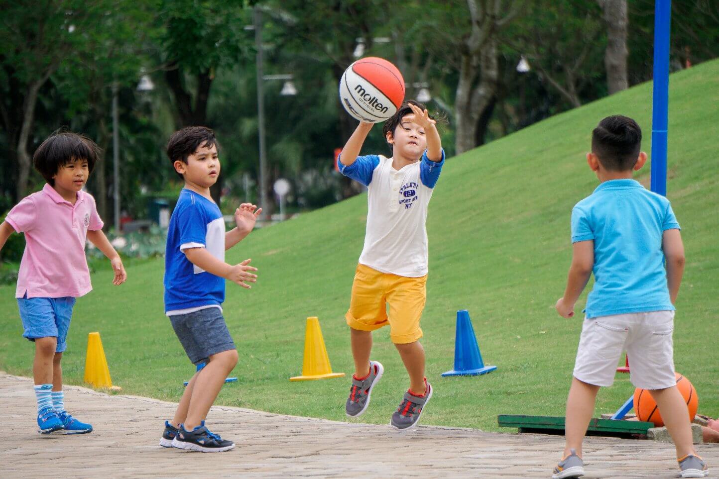 Hoạt động ngoại khóa ngoài trời là cần thiết ở trẻ nhỏ