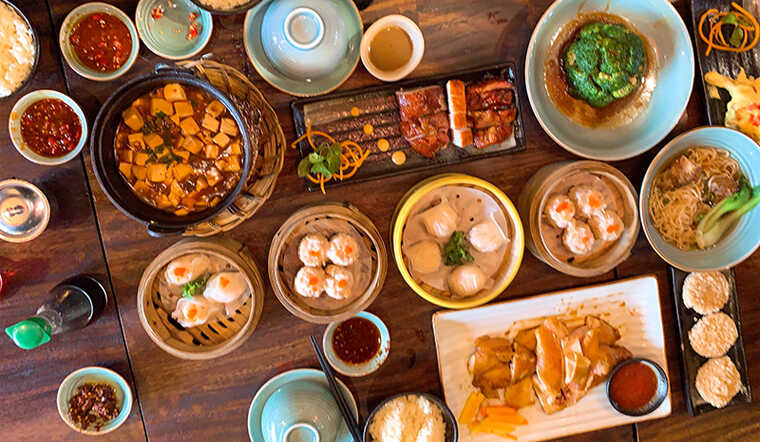 Những món làm nên tên tuổi của quán như: Đậu hũ A mà, A mà Tam Bảo, Tôm de Mango,...
