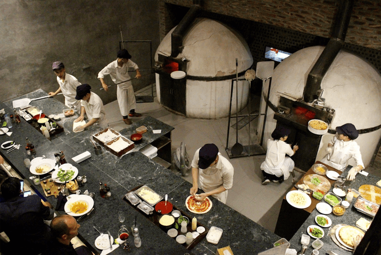 Pizza 4P's nổi tiếng với các món pizza và mì kết hợp hương vị Nhật Bản.