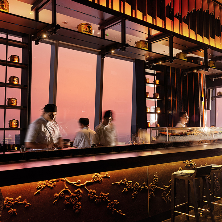 Menu phong phú từ sushi, sashimi đến các món nướng và lẩu Nhật.