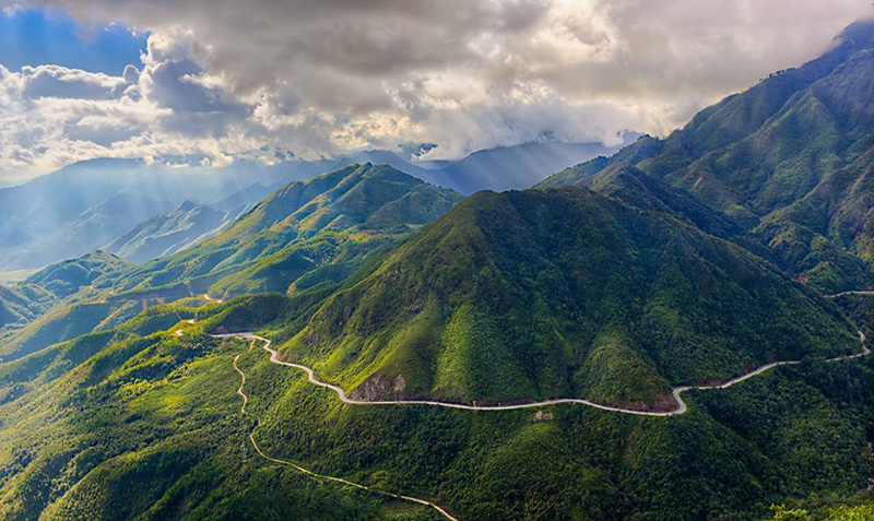 Đèo Khau Phạ với độ cao từ 1.200m đến 1.500m.
