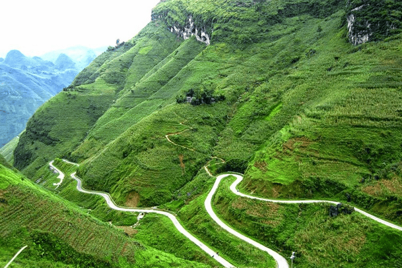 Đèo Mã Phục với những khối núi đá vôi lớn.
