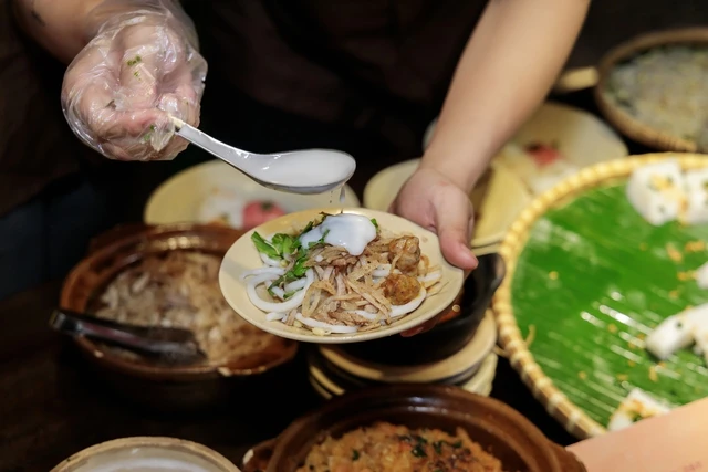 Bánh của người miền Nam, miền Tây thường được ăn với nước cốt dừa ngọt, béo, bùi bùi thơm ngon