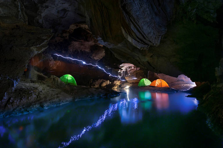 Hồ nước trong veo lấp lánh màu thạch nhũ