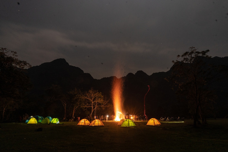 Đêm cắm trại ngủ giữa thảo nguyên bản Còi, du khách thư thái khi trở về với thiên nhiên.