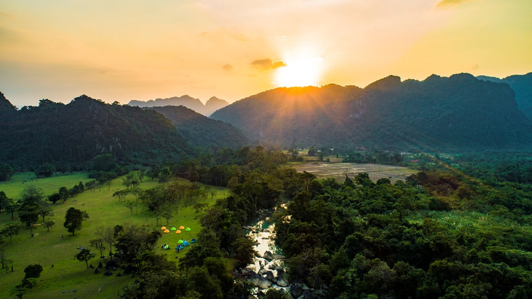 Đón bình minh ở thung lũng bản Còi, Ngân Thủy