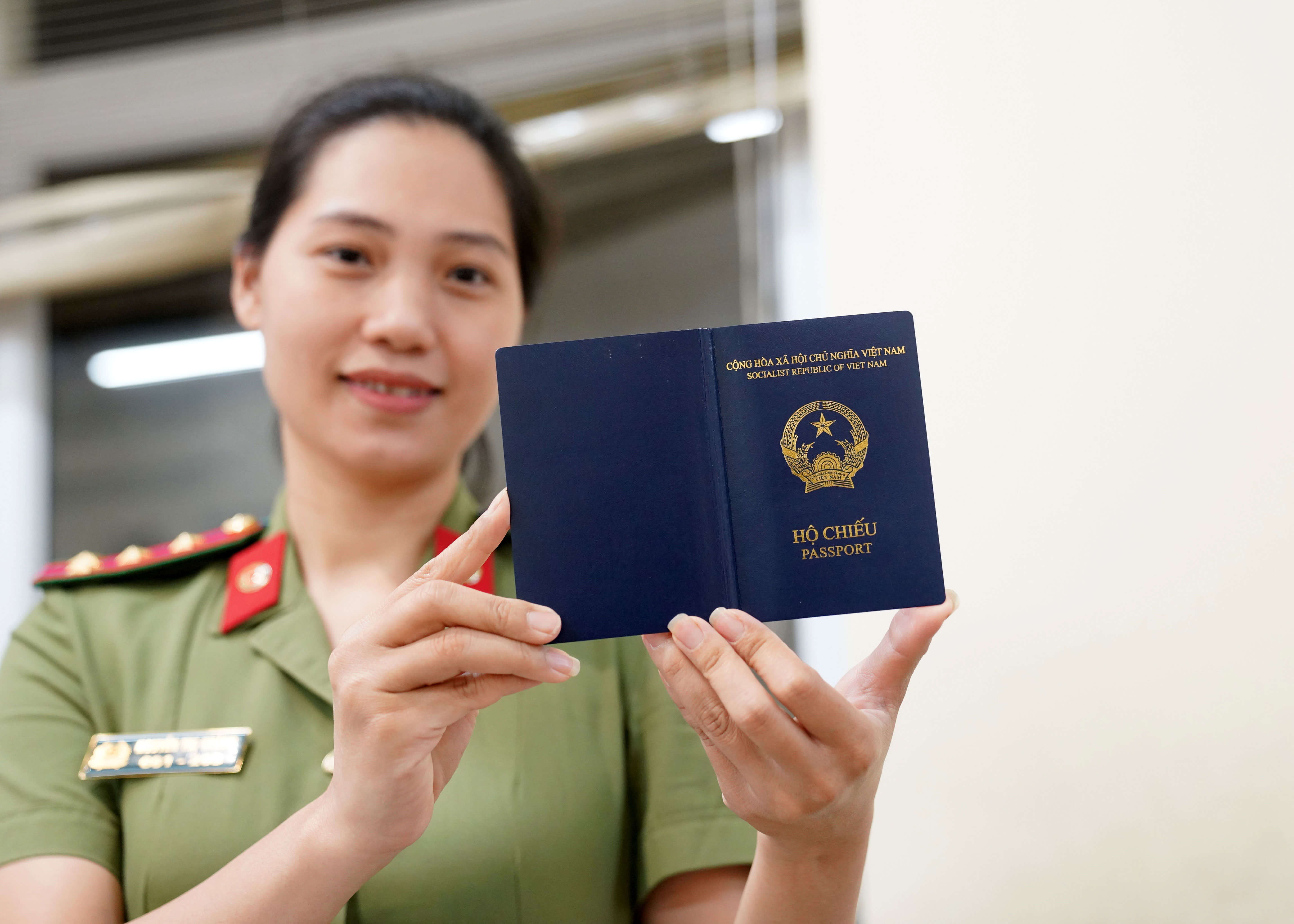 Mẫu hộ chiếu phổ thông mới của Việt Nam, bìa màu xanh lá được chuyển sang xanh tím