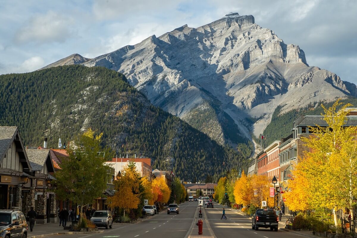 Khung cảnh đường phố tại thị trấn nghỉ dưỡng Banff.