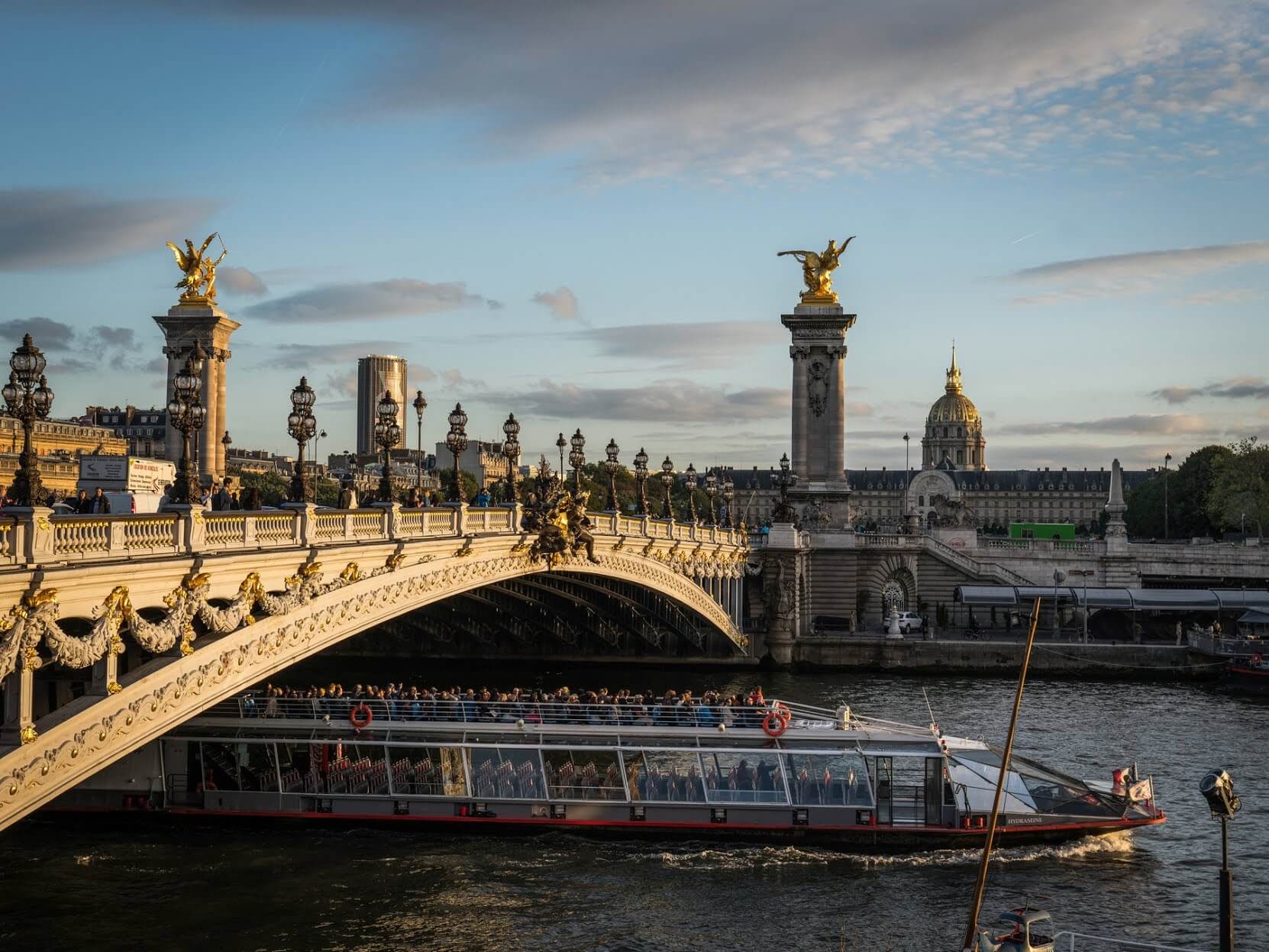 Cây cầu nổi tiếng nhất Paris là Le Pont Alexandre III, kết nối cung điện Place des Invalides và Champs-Elysees với nhiều chi tiết cầu kỳ, đẹp mắt. Cây cầu được xây năm 1900, như một bảo tàng ngoài trời với nhiều tác phẩm điêu khắc bằng vàng và đồng