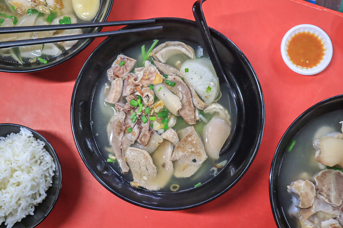 Món súp nội tạng gồm lòng, gan.