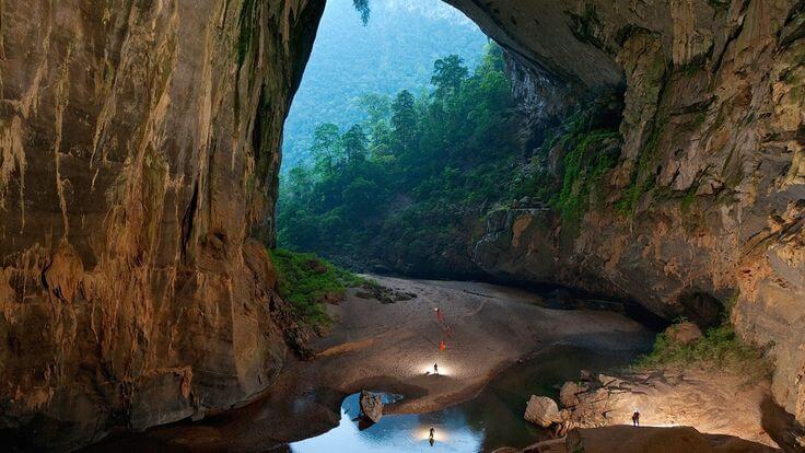 Hang Én, nằm trong Vườn quốc gia Phong Nha - Kẻ Bàng thuộc tỉnh Quảng Bình.