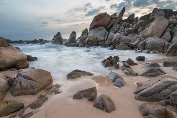 Bãi Đá Nhảy, tọa lạc tại huyện Bố Trạch - Quảng Bình.