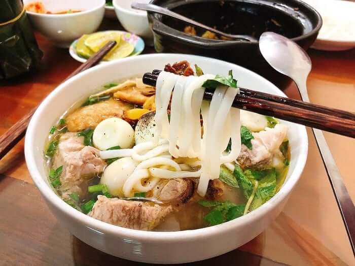 Có độ ngọt thịt từ cá, tôm cùng với đó nguyên liệu không thể thiếu là cá lóc
