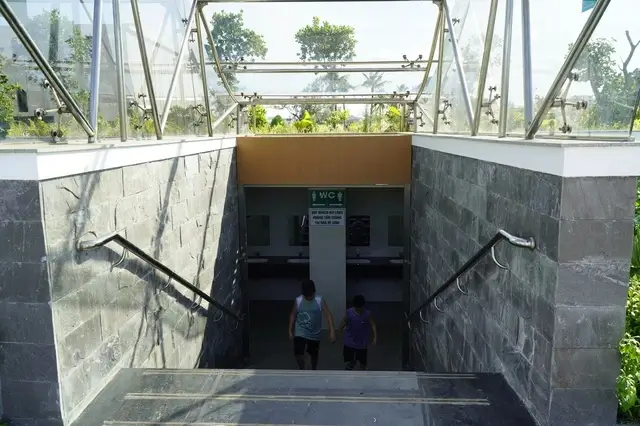 Hệ thống nhà vệ sinh này được xây ngầm ở dưới đất.