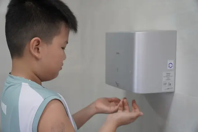 Máy sấy hơi được lắp đặt trong nhà vệ sinh.