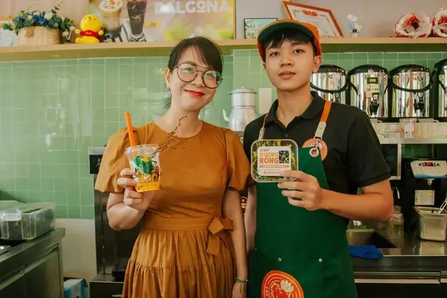 Chị Hồng với những món đồ uống mang đậm chất Quảng Bình
