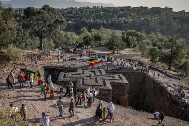 Nhiều tín đồ tập trung bên cạnh nhà thờ bằng đá ở Lalibela, Di sản thế giới của UNESCO