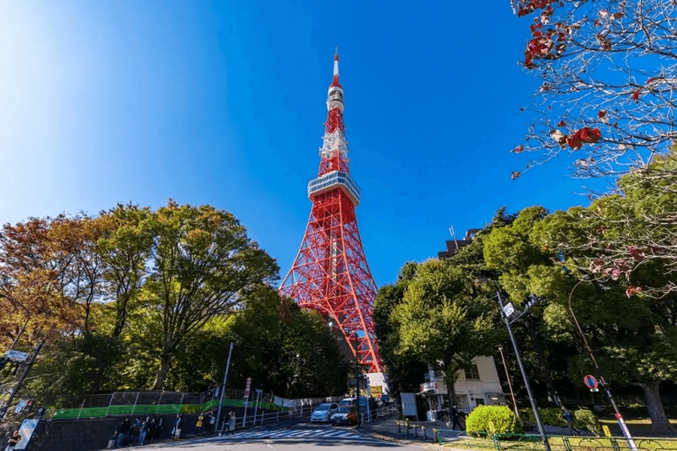 Tokyo Tower cũng là điểm đến yêu thích của các cặp đôi và học sinh với Daijingu Tower, nơi mọi người thường đến để cầu nguyện cho tình yêu và học tập. 