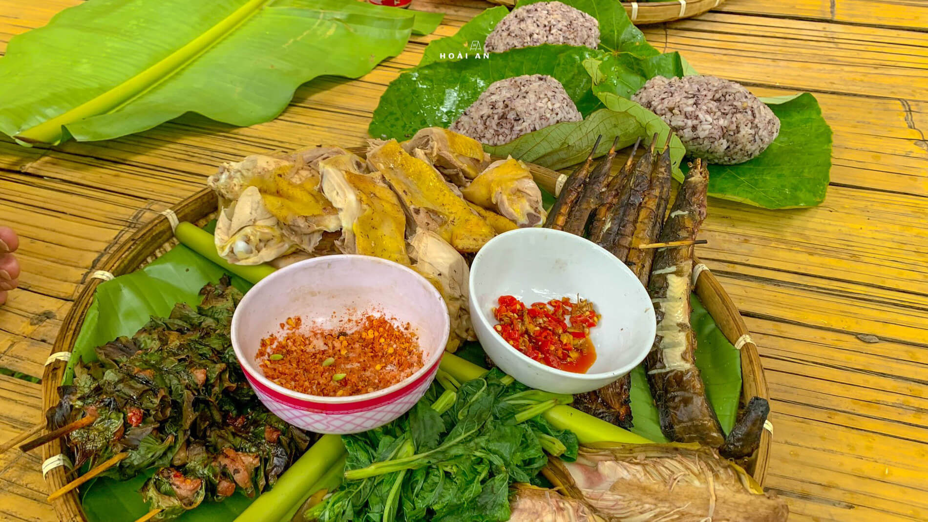 Du khách đừng bỏ lỡ cơ hội thưởng thức đặc sản bản địa với nhiều món ngon như măng rừng, mẹt gà lên mâm… do chính đồng bào ở đây chế biến.