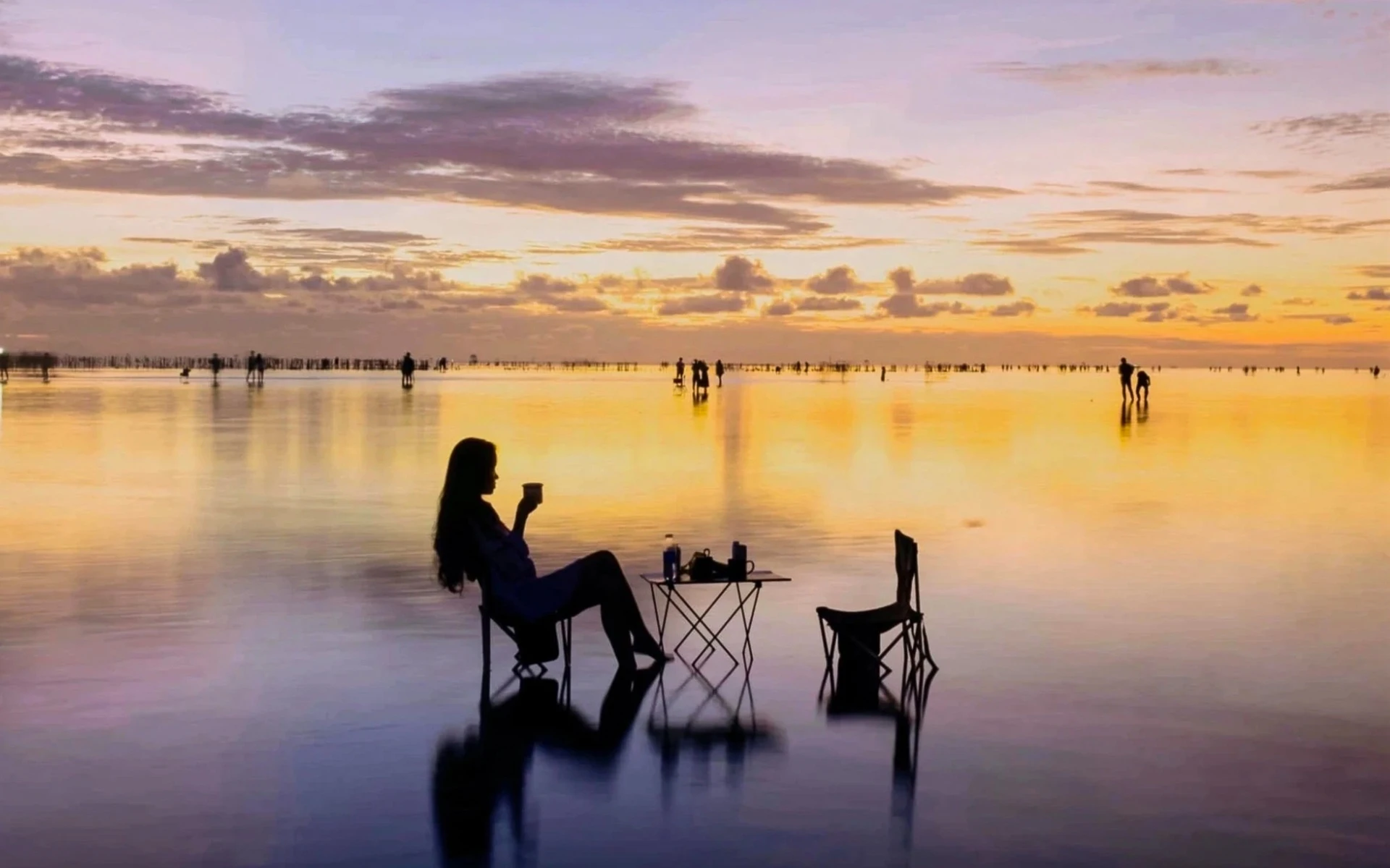 Cảnh trời và biển như nối dài khiến du khách "vượt khó" tìm đến check-in. Ảnh: Yen Do.