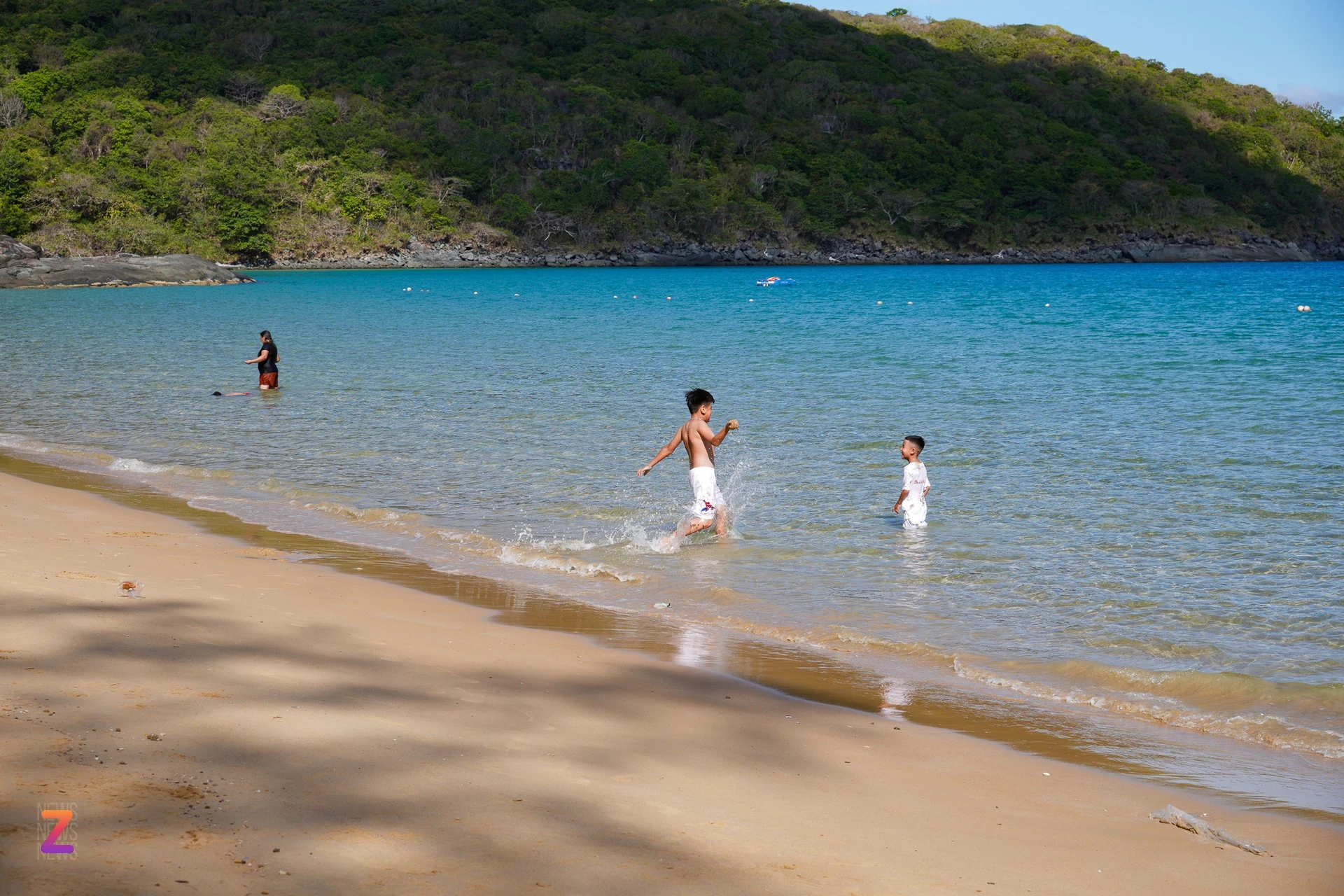 Những bãi biển trong xanh thu hút du khách.