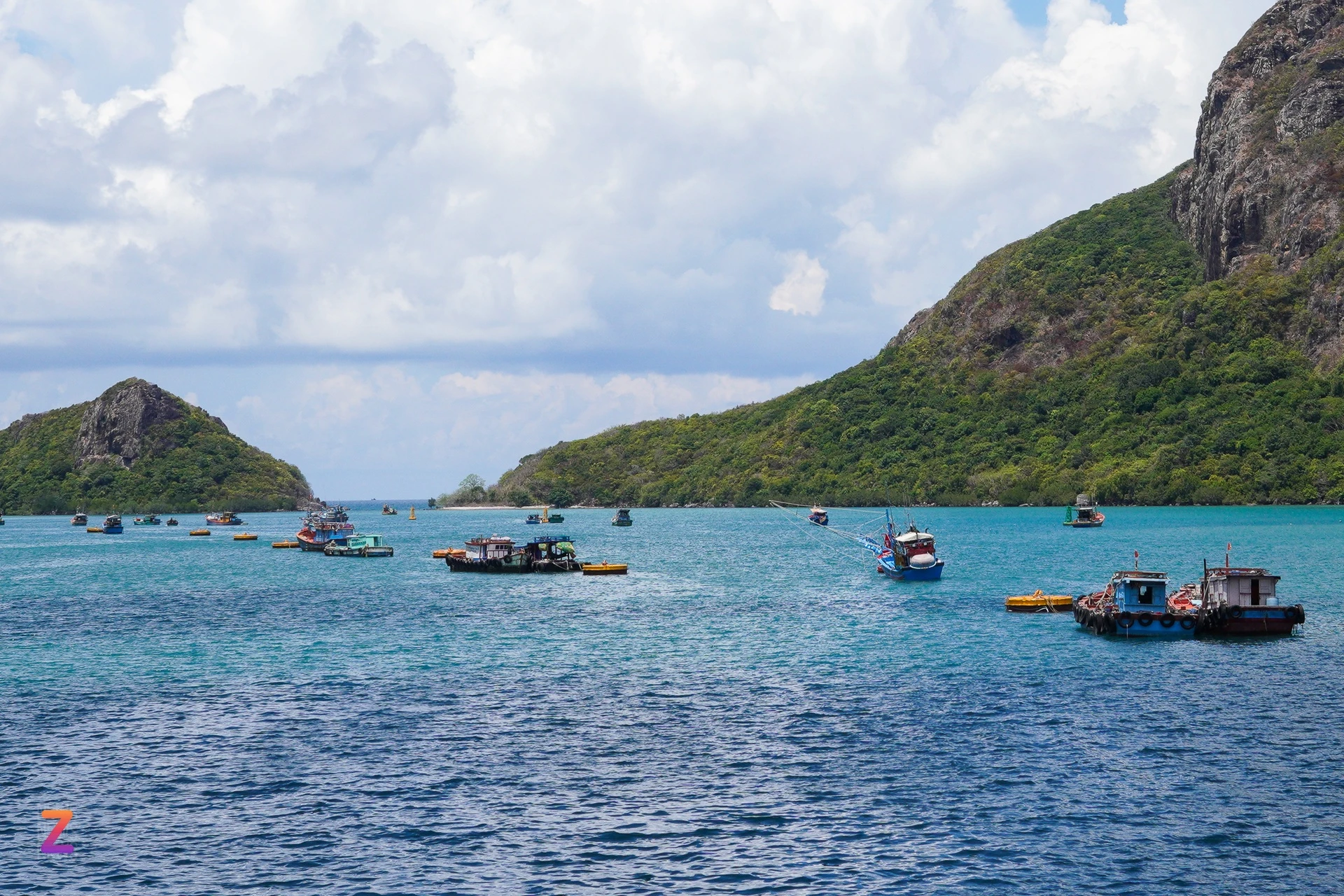 Những bãi biển trong xanh thu hút du khách.