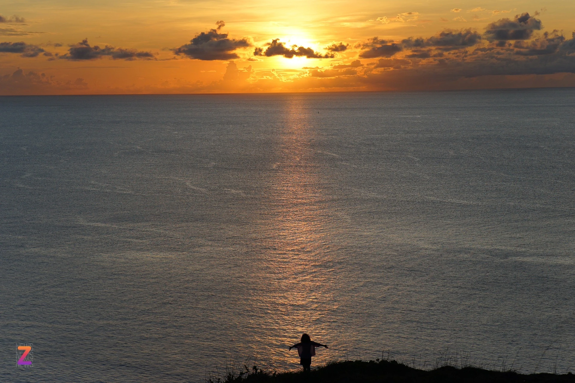 Du khách có thể ngắm nhìn bình minh lên giữa biển tuyệt đẹp.