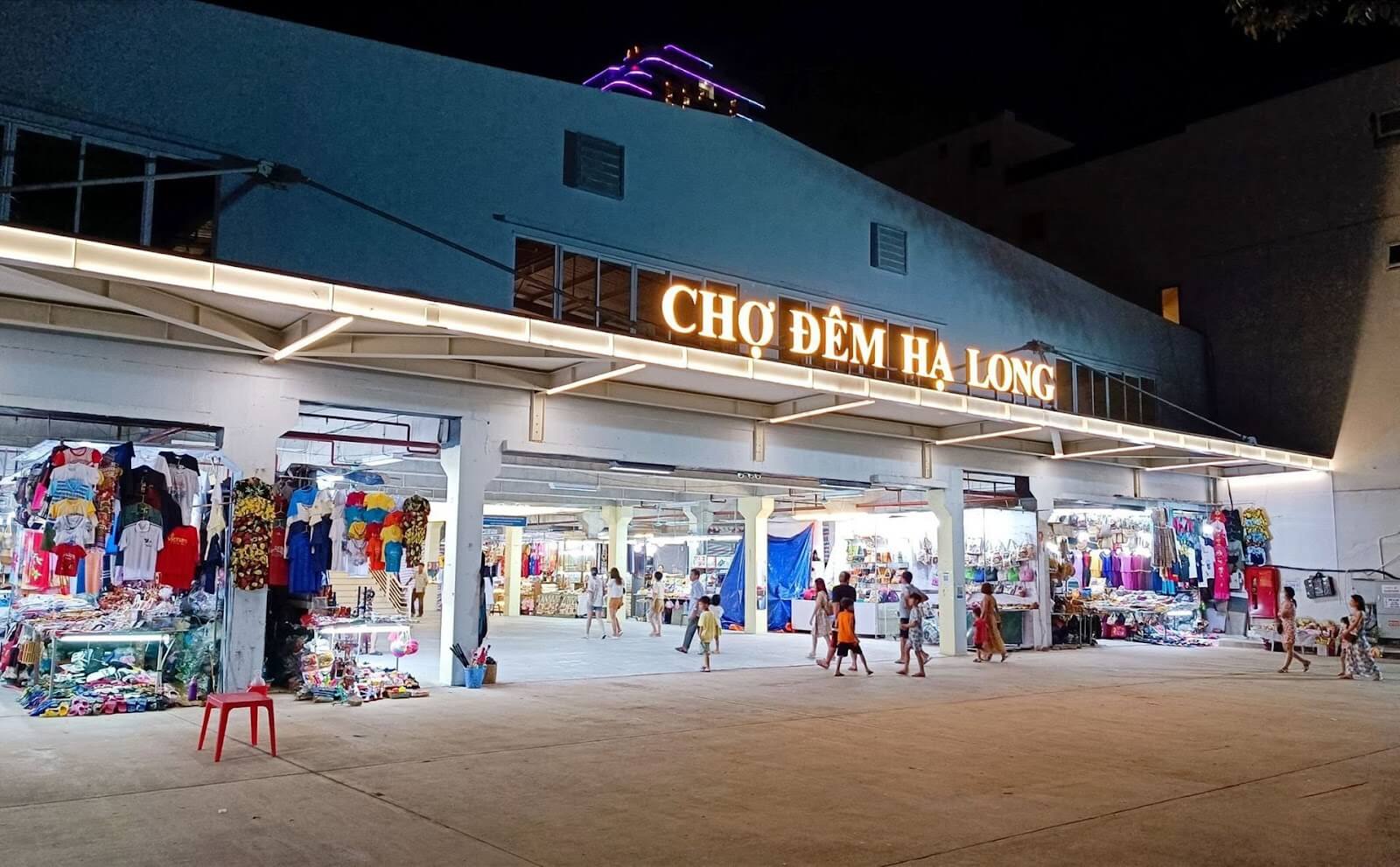 Người ra vào đông đúc ở chợ đêm Hạ Long