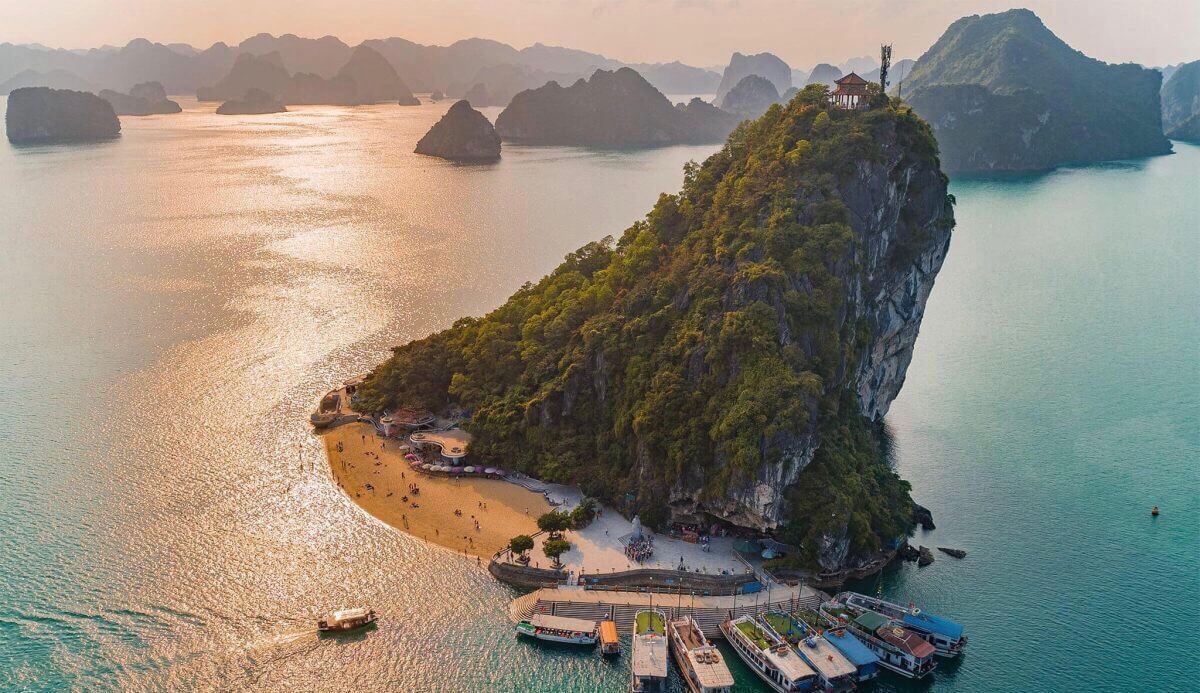 Ngắm nhìn sự bình yên của hòn đảo giữa lòng Vịnh Hạ Long
